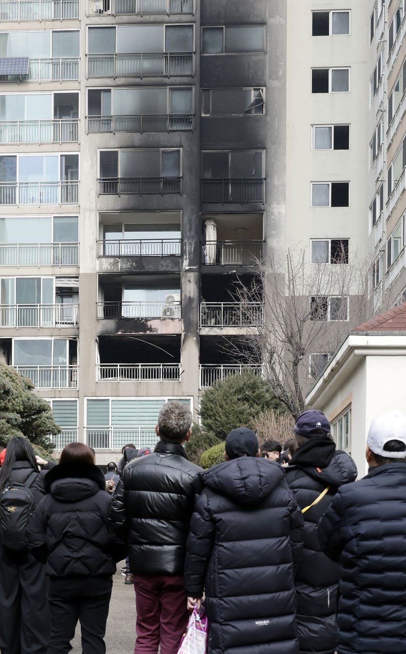 [서울=뉴시스] 최동준 기자 = 25일 서울 도봉구의 한 아파트에서 불이 나 주민 2명이 숨지고, 20여 명이 중·경상을 입는 사고가 발생했다. 소방과 경찰은 현장 감식에 들어가 피해 규모와 정확한 화재 원인 등을 조사하고 있다. 사진은 이날 화재가 발생한 아파트 모습. 2023.12.25. photocdj@newsis.com <저작권자ⓒ 공감언론 뉴시스통신사. 무단전재-재배포 금지.> /사진=뉴시스화상