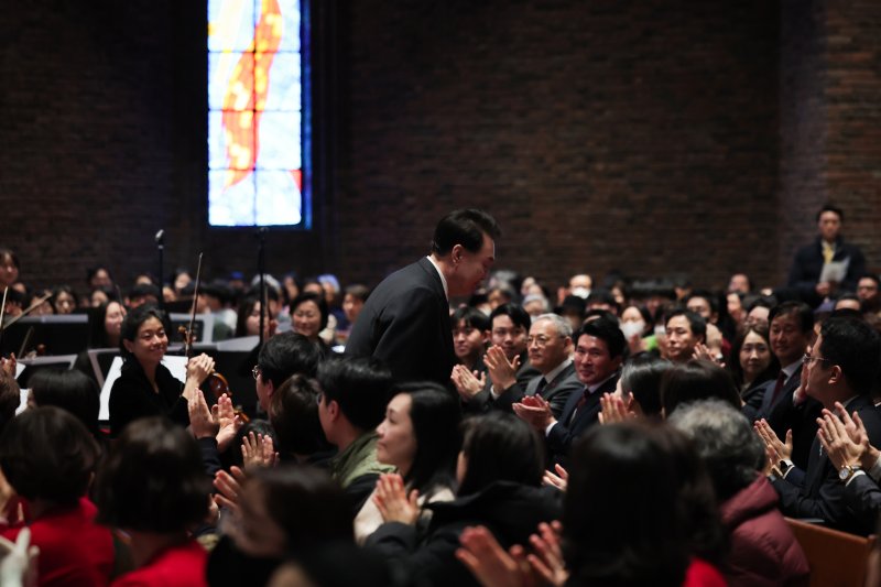 윤석열 대통령이 성탄절인 25일 오전 서울 중구 정동제일교회에서 열린 2023 성탄축하예배에 참석해 인사하고 있다. (대통령실 제공) 2023.12.25/뉴스1 ⓒ News1 안은나 기자