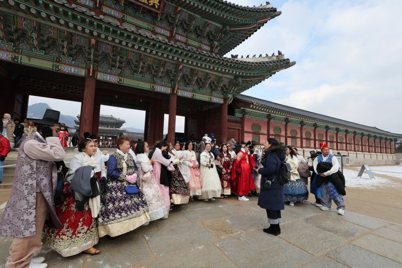 [서울=뉴시스] 김명원 기자 = 성탄절인 25일 서울 종로구 경복궁을 찾은 관광객들이 한복 등을 입고 기념촬영을 하고 있다. 2023.12.25. kmx1105@newsis.com <저작권자ⓒ 공감언론 뉴시스통신사. 무단전재-재배포 금지.> /사진=뉴시스화상