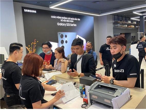 베트남 호찌민시에 위치한 삼성전자 매장을 찾은 시민들이 갤럭시S23을 구매하고 있다. 삼성전자 제공