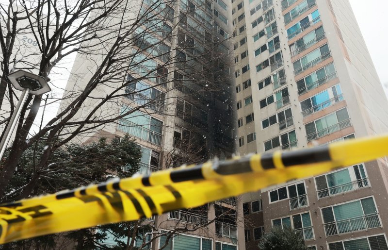 연휴 마지막 날이자 성탄절인 25일 새벽 서울 도봉구의 한 고층 아파트에서 불이 나 2명이 숨지고 29명이 다쳤다. 사진은 이날 사고 현장의 모습 연합뉴스
