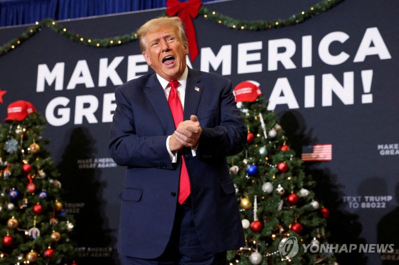도널드 트럼프 전 미국 대통령 FILE PHOTO: Republican presidential candidate and former U.S. President Donald Trump attends a campaign event in Waterloo, Iowa, U.S. December 19, 2023. REUTERS/Scott Morgan/File Photo
