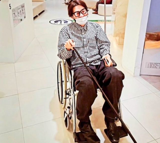 방송인 노홍철이 휠체어에 탄 채 지팡이를 들고 있는 모습을 자신의 인스타그램에 올렸다. 사진=노홍철 인스타그램 캡처