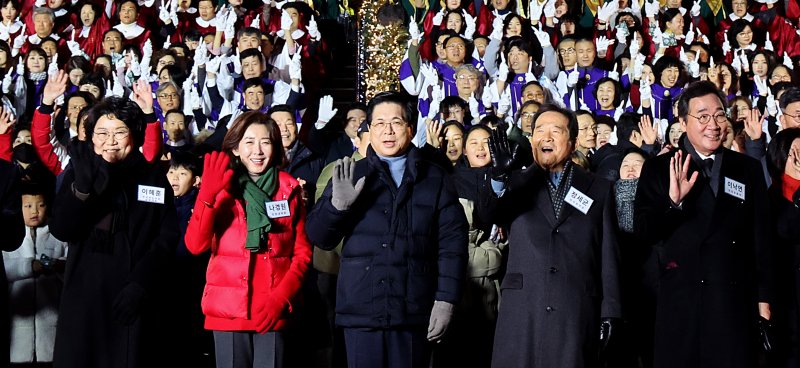 [서울=뉴시스] 김금보 기자 = 24일 오후 서울 영등포구 여의도순복음교회 십자가탑광장에서 열린 성탄전야제에서 전 국민의힘 이혜훈(왼쪽부터), 나경원 의원, 이영훈 여의도순복음교회 담임목사, 정세균 전 국회의장, 이낙연 전 더불어민주당 대표 등 여야 참석자들이 성탄인사를 하고 있다. 2023.12.24. kgb@newsis.com