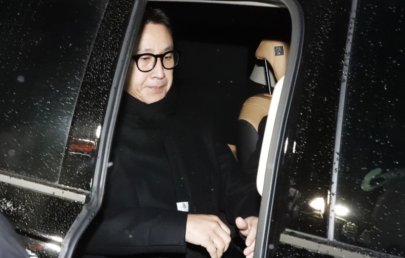 [인천=뉴시스] 김동영 기자 = 마약 투약 혐의를 받는 배우 이선균씨가 19시간에 걸친 경찰조사를 마치고 24일 오전 인천 남동구 인천 논현경찰서를 나서고 있다. 이씨가 피의자 신분으로 조사를 받는 건 지난 10월28일과 지난달 4일에 이어 이번이 세 번째다. 2023.12.24. dy0121@newsis.com