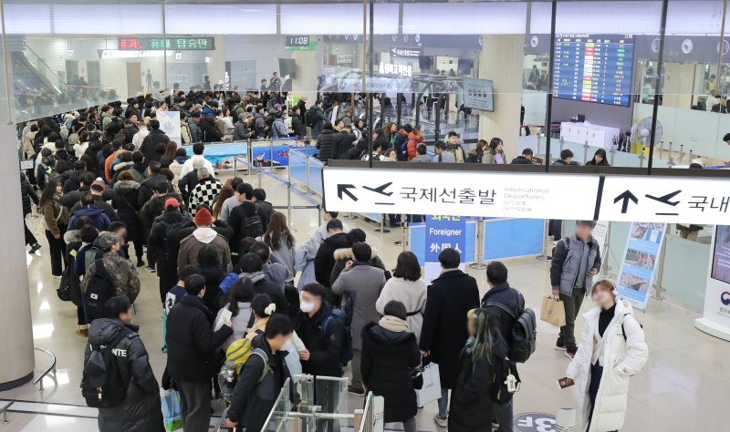 [제주=뉴시스] 우장호 기자 = 사흘간 이어진 북극 한파가 누그러지고 대설특보가 해제된 23일 오전 제주국제공항 운항이 재개돼 이용객들이 분주하게 움직이고 있다. 2023.12.23. woo1223@newsis.com