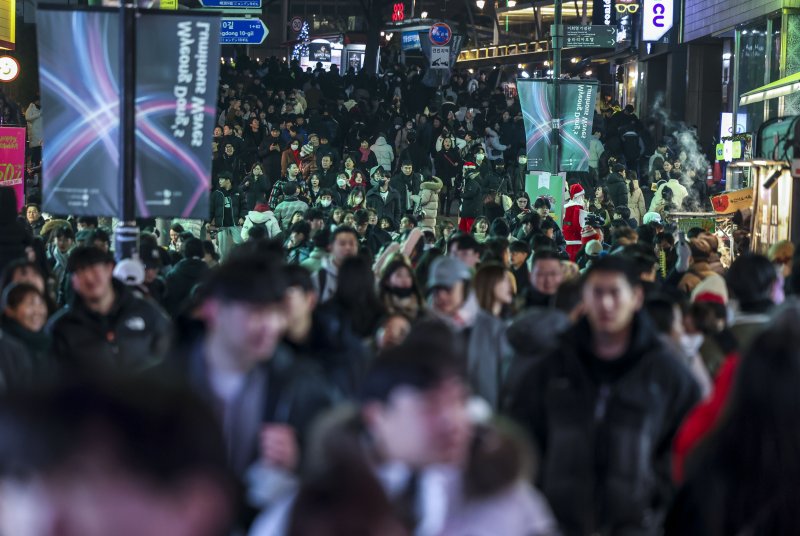 [서울=뉴시스] 정병혁 기자 = 크리스마스인 25일 서울 중구 명동거리가 사람들로 가득 차 있다. 2023.12.25. jhope@newsis.com