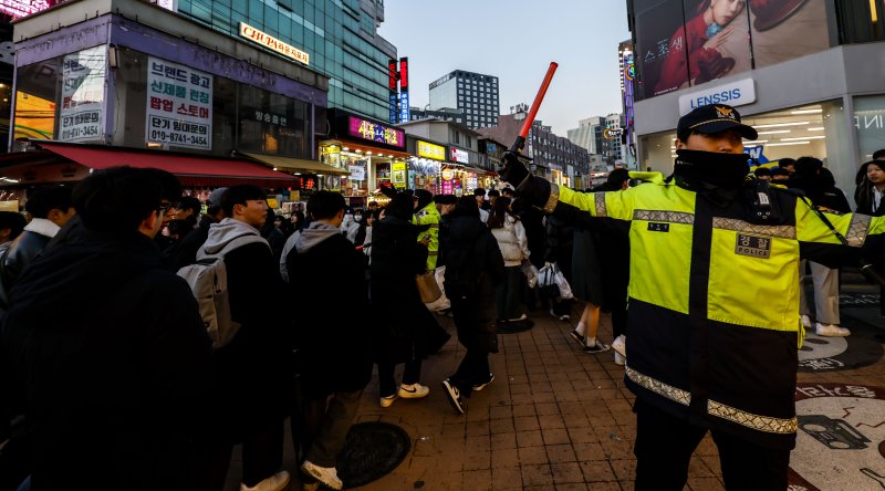 [서울=뉴시스] 정병혁 기자 = 크리스마스인 25일 서울 마포구 홍대거리에서 경찰관들이 인파관리를 하고 있다. 2023.12.25. jhope@newsis.com