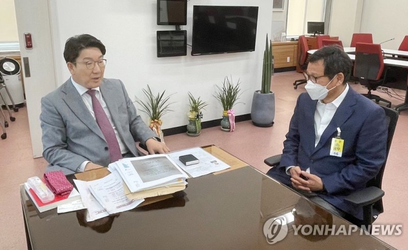 국민의힘 권성동 의원과 김홍규 강릉시장 (출처=연합뉴스)