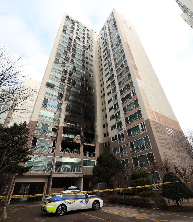 지난해 지난 25일 새벽 발생한 화재로 서울 도봉구 아파트 외벽에 그을음이 생겼다. 뉴시스 제공