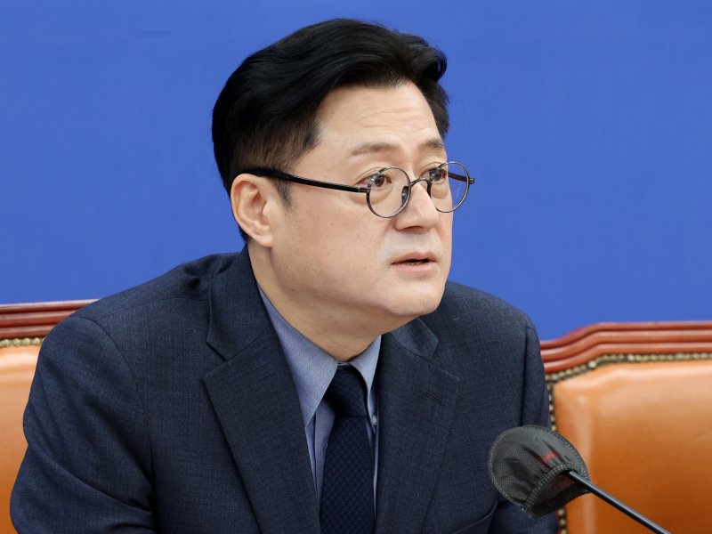 홍익표 더불어민주당 원내대표가 26일 오전 서울 여의도 국회에서 열린 원내대책회의에서 모두발언을 하고 있다. 2023.12.26/뉴스1 ⓒ News1 황기선 기자