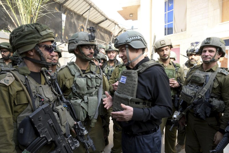 이스라엘 총리가 성탄절인 25일(현지시각) 가자지구 북부를 방문해 장병들과 얘기하고 있다. 네타냐후 총리는 앞서 의회에서 “전쟁은 오래 걸릴 것이고 끝나려면 아직 멀었다”라고 말했다. 사진=AP·뉴시스
