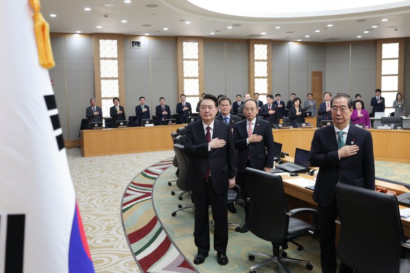 윤석열 대통령이 26일 정부세종청사에서 열린 제55회 국무회의에 참석해 국기에 대한 경례를 하고 있다. (대통령실 제공) /사진=뉴스1화상