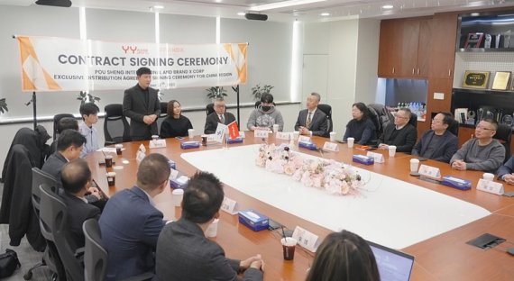 지난 22일 브랜드엑스코퍼레이션 관계자들이 중국 상해 YY스포츠 본사에서 공급 계약식을 진행하고 있다.
