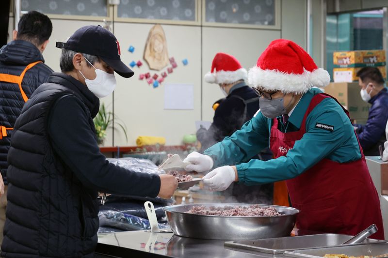 김진욱 고위공직자범죄수사처장이 26일 서울 서초구 까리따스 사랑의 식당에서 지역 소외 이웃을 위한 무료급식 봉사활동을 하고 있다. 사진=서동일 기자