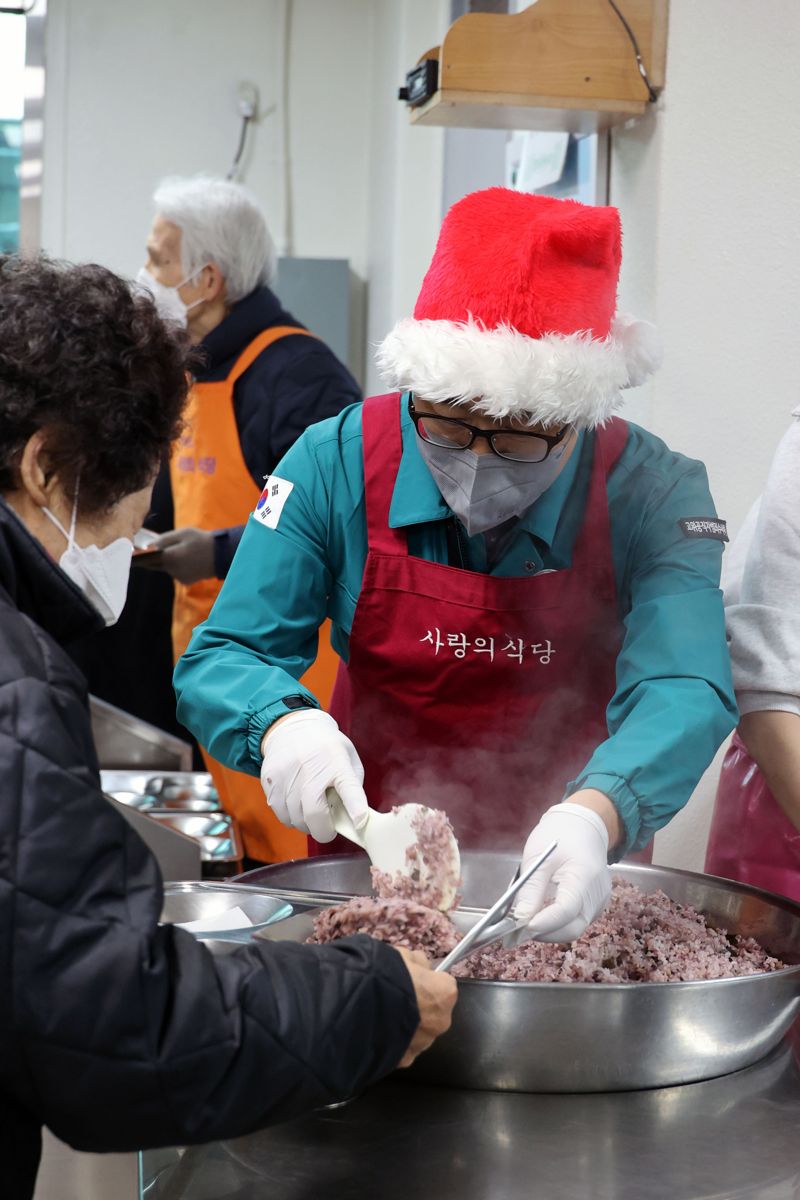 김진욱 고위공직자범죄수사처장이 26일 서울 서초구 까리따스 사랑의 식당에서 지역 소외 이웃을 위한 무료급식 봉사활동을 하고 있다. 사진=서동일 기자