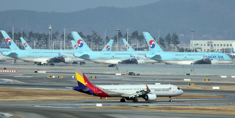 인천국제공항 계류장에 대한항공과 아시아나항공의 항공기가 지나고 있다. 뉴스1화상