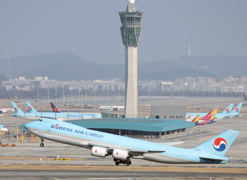 인천국제공항 계류장에 대한항공과 아시아나항공의 항공기가 지나고 있다. 뉴스1