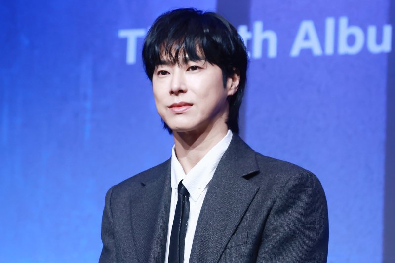 데뷔 20주년 맞은 유노윤호 (서울=연합뉴스) 진연수 기자 = 그룹 동방신기 유노윤호가 26일 오후 서울 영등포구 콘래드 호텔에서 열린 정규 9집 '20&2' 발매 기념 기자회견에서 질문을 듣고 있다. 2023.12.26 jin90@yna.co.kr (끝)