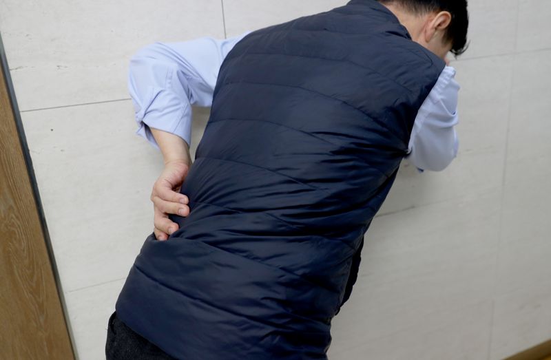 걸을때 다리·엉덩이 통증 있다면 ‘척추관협착증’ 의심