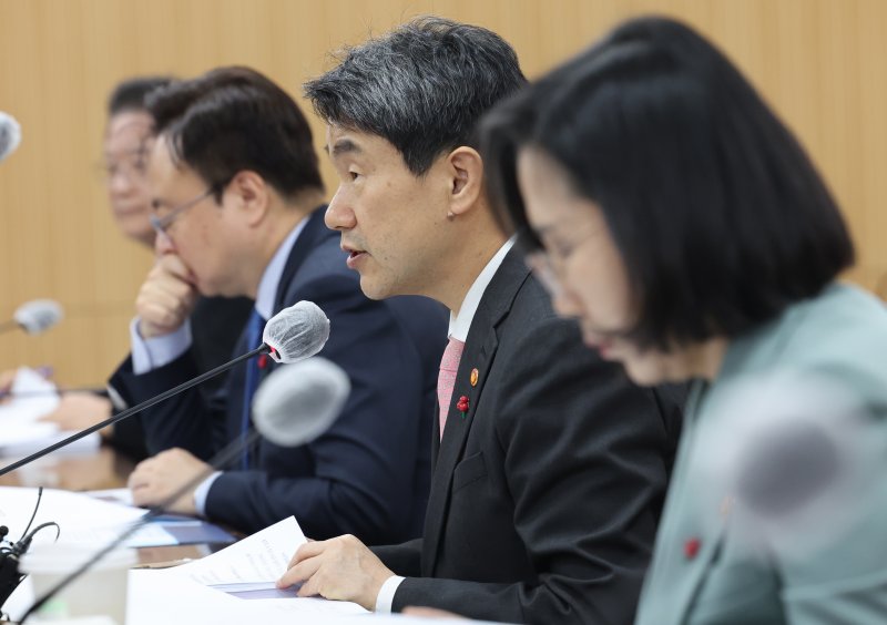 [세종=뉴시스] 강종민 기자 = 이주호 부총리 겸 교육부 장관이 26일 세종시 정부세종청사에서 열린 사회관계 장관회의에서 모두발언을 하고 있다. 2023.12.26. ppkjm@newsis.com