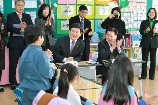김광수 제주도교육감(왼쪽)과 오영훈 제주지사는 26일 제주어교육 시범학교인 서귀포시 창천초등학교를 방문,, 학생들과 소통의 시간을 갖고 있다.(제주도교육청 제공)/뉴스1