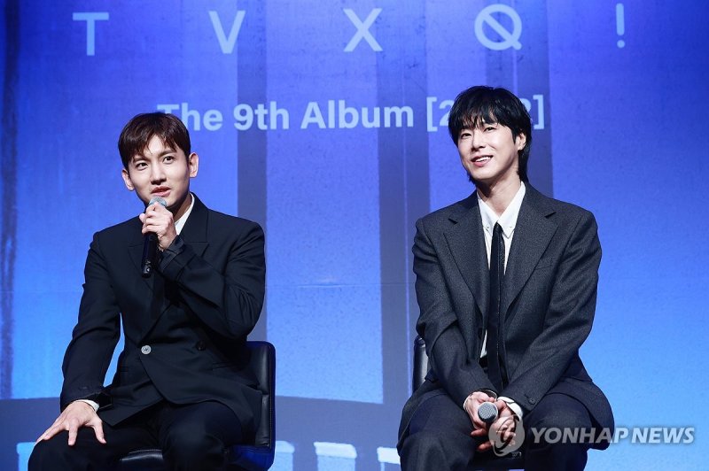 '데뷔 20주년' 동방신기, 정규 9집 발매 '데뷔 20주년' 동방신기, 정규 9집 발매 (서울=연합뉴스) 진연수 기자 = 그룹 동방신기 최강창민, 유노윤호가 26일 오후 서울 영등포구 콘래드 호텔에서 열린 정규 9집 '20&2' 발매 기념 기자회견에서 질문에 답하고 있다. 2023.12.26 jin90@yna.co.kr (끝)