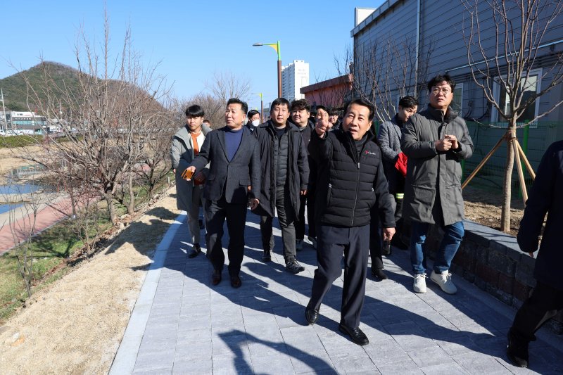 [양산=뉴시스] 안지율 기자 = 나동연 경남 양산시장이 26일 회야강 산책로(백동교~주남교) 정비공사 현장을 방문해 사업 진행 상황을 점검하고 있다. (사진=양산시 제공) 2023.12.26. photo@newsis.com *재판매 및 DB 금지