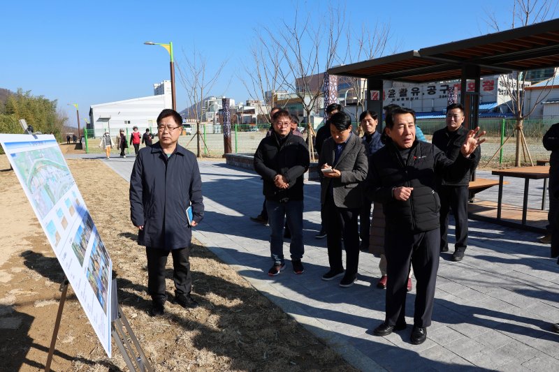 [양산=뉴시스] 안지율 기자 = 나동연 경남 양산시장이 26일 회야강 산책로(백동교~주남교) 정비공사 현장을 방문해 사업 진행 상황을 점검하고 있다. (사진=양산시 제공) 2023.12.26. photo@newsis.com *재판매 및 DB 금지
