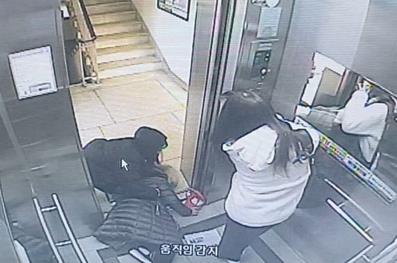 쓰러진 이웃 옮기며 119에 신고하는 자매 [대전서부소방서 제공. 재판매 및 DB 금지]