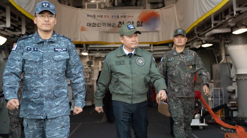신원식 국방부 장관이 26일 경기 평택시 해군 2함대사령부를 방문해 13년 만에 부활한 천안함의 대비태세를 점검하고 있다. 사진=국방부 제공