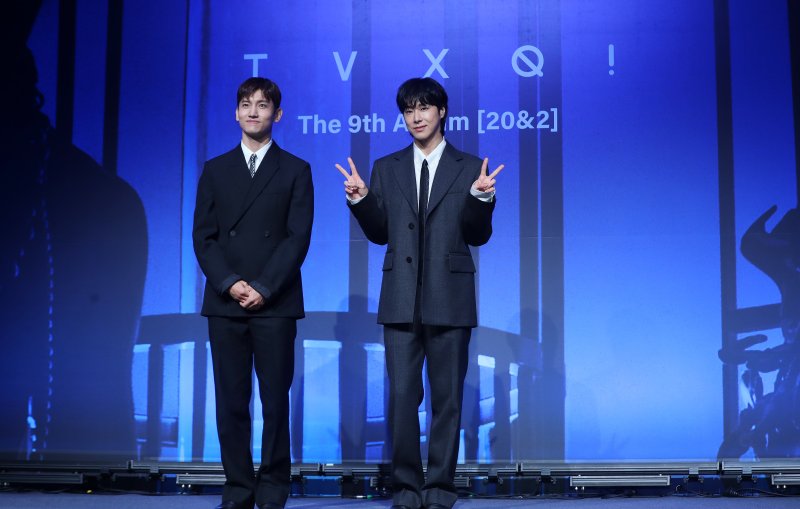 [서울=뉴시스] 김혜진 기자 = 그룹 동방신기가 26일 오후 서울 영등포구 콘래드 서울에서 열린 아홉 번째 정규앨범 '20&2' 발매 기념 기자간담회에서 포즈를 취하고 있다. 타이틀 곡 '레벨(Rebel)'은 강렬한 드럼 비트와 무게감 넘치는 신스 베이스가 폭발적인 에너지를 만들어내는 댄스 곡이다. 2023.12.26. jini@newsis.com