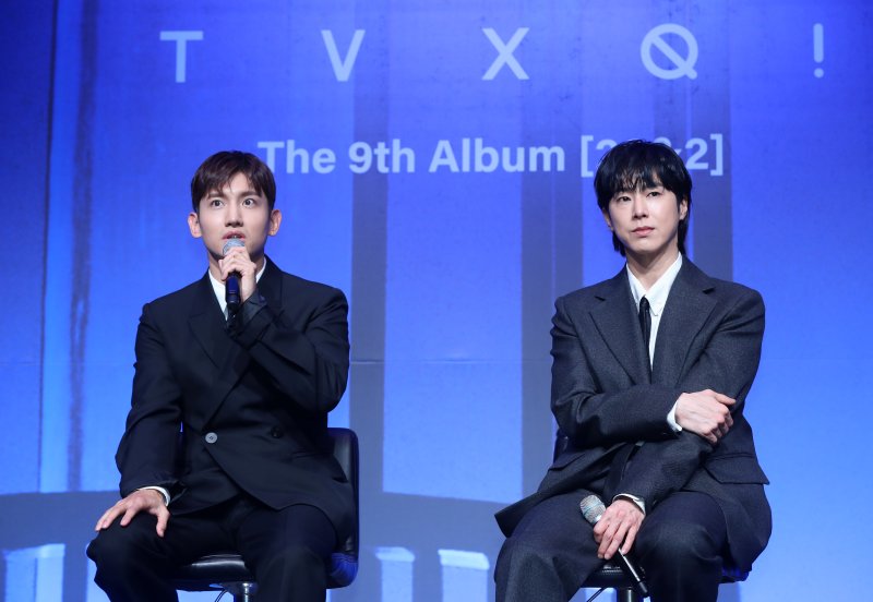 [서울=뉴시스] 김혜진 기자 = 그룹 동방신기가 26일 오후 서울 영등포구 콘래드 서울에서 열린 아홉 번째 정규앨범 '20&2' 발매 기념 기자간담회에서 새 앨범에 대한 이야기를 하고 있다. 타이틀 곡 '레벨(Rebel)'은 강렬한 드럼 비트와 무게감 넘치는 신스 베이스가 폭발적인 에너지를 만들어내는 댄스 곡이다. 2023.12.26. jini@newsis.com