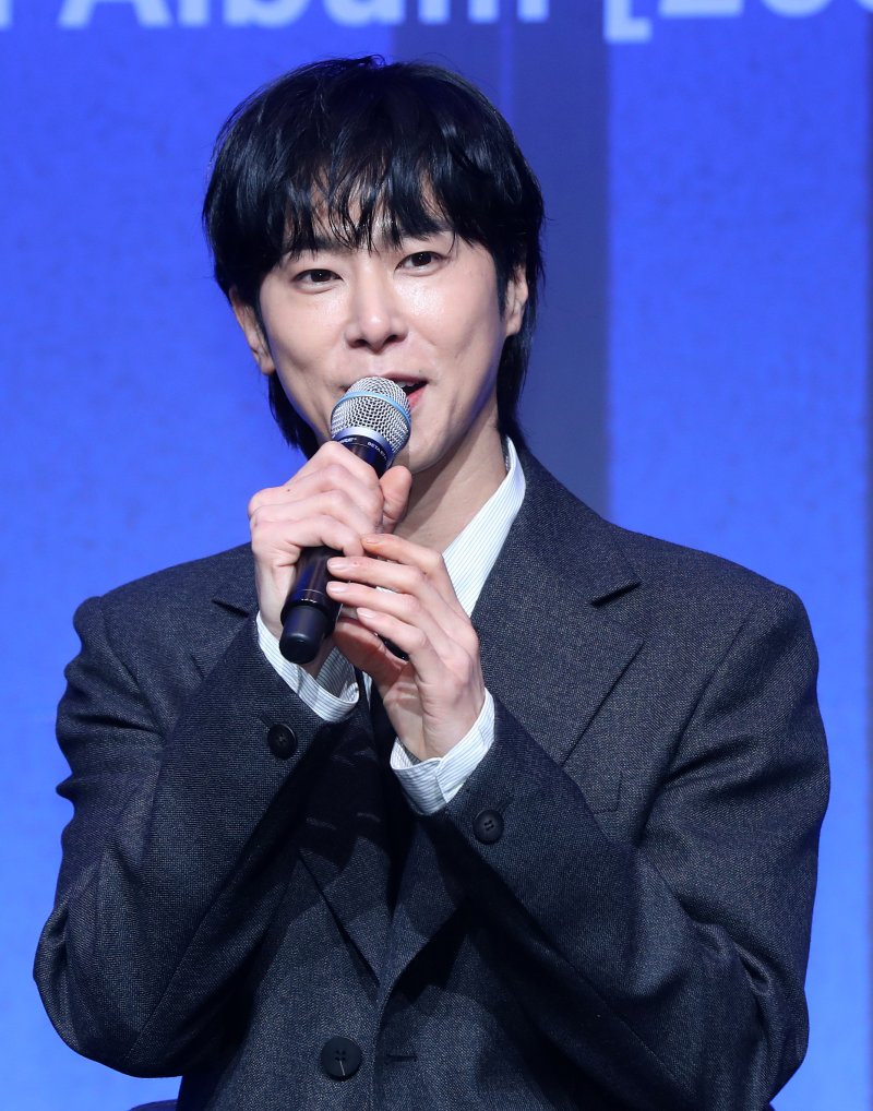 [서울=뉴시스] 김혜진 기자 = 그룹 동방신기 유노윤호가 26일 오후 서울 영등포구 콘래드 서울에서 열린 아홉 번째 정규앨범 '20&2' 발매 기념 기자간담회에서 인사말을 하고 있다. 타이틀 곡 '레벨(Rebel)'은 강렬한 드럼 비트와 무게감 넘치는 신스 베이스가 폭발적인 에너지를 만들어내는 댄스 곡이다. 2023.12.26. jini@newsis.com