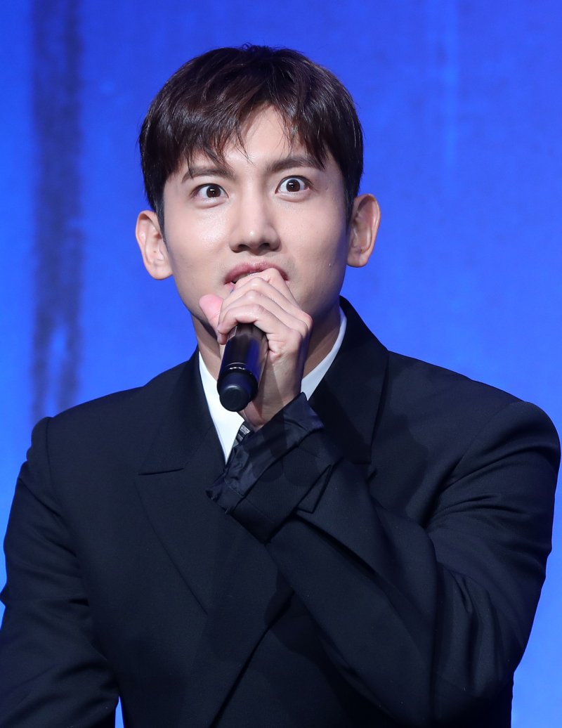 [서울=뉴시스] 김혜진 기자 = 그룹 동방신기 최강창민이 26일 오후 서울 영등포구 콘래드 서울에서 열린 아홉 번째 정규앨범 '20&2' 발매 기념 기자간담회에서 인사말을 하고 있다. 타이틀 곡 '레벨(Rebel)'은 강렬한 드럼 비트와 무게감 넘치는 신스 베이스가 폭발적인 에너지를 만들어내는 댄스 곡이다. 2023.12.26. jini@newsis.com