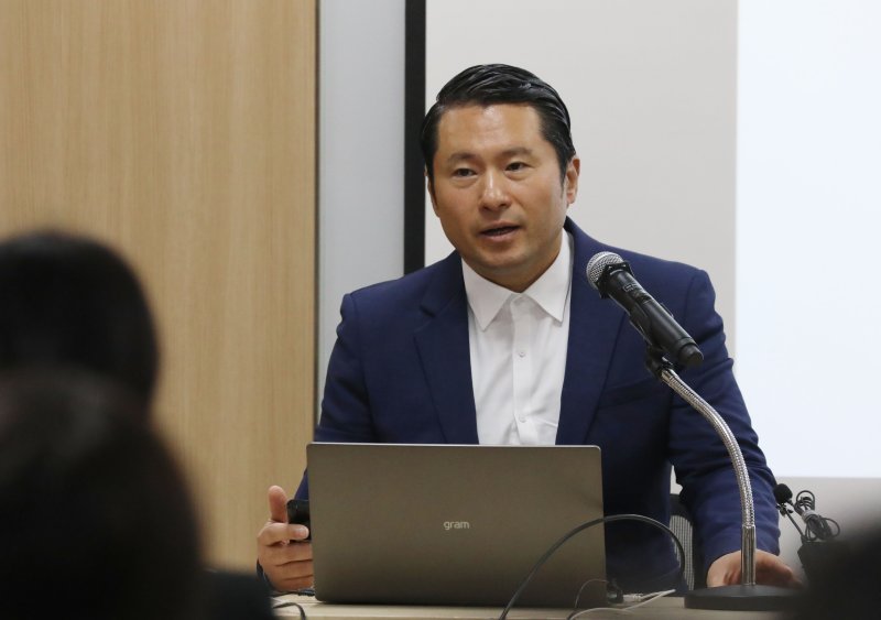 이화영 전 경기도 평화부지사측 변호인 김현철 변호사가 23일 오전 경기 수원시 영통구 경기도의회 브리핑룸에서 재판부 기피신청 관련 기자회견을 하고 있다. 2023.10.23/뉴스1 ⓒ News1 김영운 기자