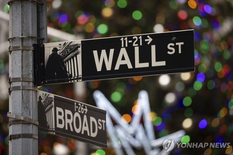 뉴욕 월스트리트 표지판 File - A sign at the intersection of Broad and Wall streets is shown outside the New York Stock Exchange, Monday, Dec. 11, 2023, in New York. A powerful rally across Wall Street sent the Dow Jones Industrial Average to a record after the Federal Reserve indicated that the cuts to intere