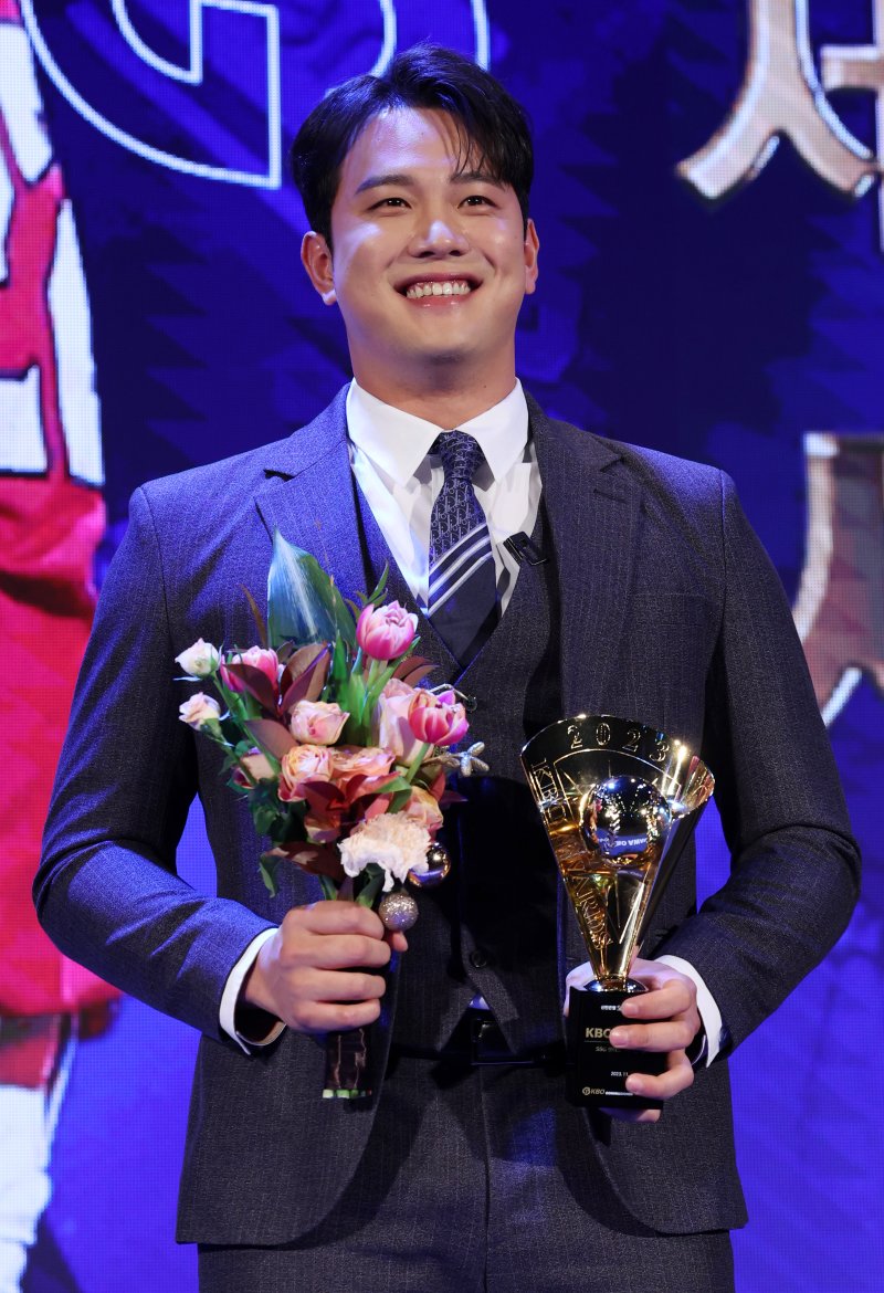 SSG 서진용이 27일 서울 중구 웨스틴조선호텔에서 열린 2023 신한은행 SOL KBO 시상식에서 세이브상을 수상한 후 기념촬영을 하고 있다. 2023.11.27/뉴스1 ⓒ News1 김성진 기자