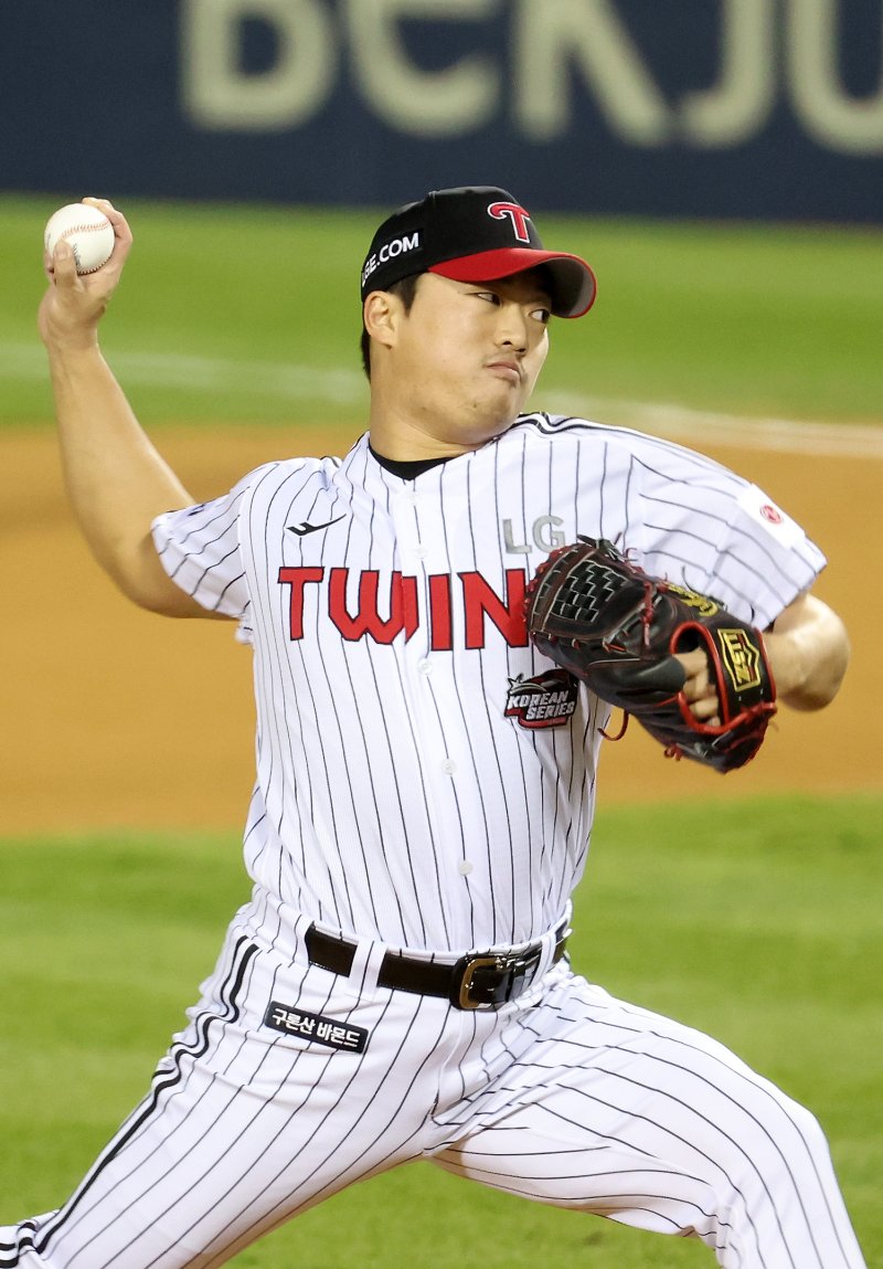 13일 오후 서울 송파구 올림픽로 잠실야구장에서 열린 프로야구 '2023 신한은행 SOL KBO 포스트시즌' 한국시리즈 5차전 LG 트윈스와 kt 위즈의 경기, 9회초 LG 고우석이 역투하고 있다. 2023.11.13/뉴스1 ⓒ News1 이동해 기자