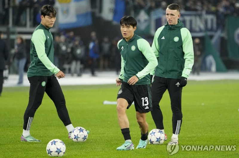 몸 푸는 오현규(왼쪽)와 양현준(가운데) Celtic's Yang Hyun-jun warms up before the Champions League, group E, soccer match between Lazio and Celtic at Rome's Olympic stadium, Tuesday, Nov. 28, 2023. (AP Photo/Alessandra Tarantino)