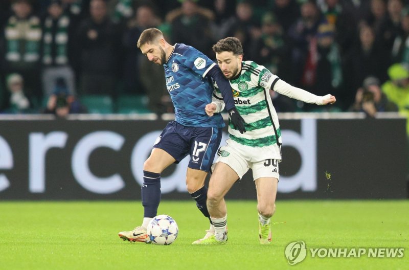 미키 존스턴(오른쪽) epa11027615 Feyenoord's Luka Ivanusec (L) and Celtic's Mikey Johnston in action during the UEFA Champions League group stage soccer match between Celtic Glasgow and Feyenoord Rotterdam, in Glasgow, Scotland, Britain, 13 December 2023. EPA/ROBERT PERRY