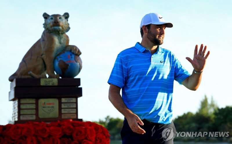 스코티 셰플러 NASSAU, BAHAMAS - DECEMBER 03: Scottie Scheffler of the United States poses with the trophy after winning the final round of the Hero World Challenge at Albany Golf Course on December 03, 2023 in Nassau, . Mike Ehrmann/Getty Images,/AFP (Photo by Mike Ehrmann / GETTY IMAGES NORTH AMERICA / G