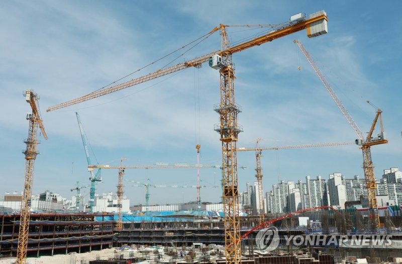 타워크레인 세워진 건설 현장. 기사와 직접적인 관련 없음. 타워크레인 세워진 건설 현장 (서울=연합뉴스) 홍해인 기자 = 14일 서울 동대문구의 한 주택재개발 신축공사 현장에 타워크레인이 세워져 있다. 원희룡 국토교통부 장관은 서울 동대문구의 한 주택재개발 신축공사장을 방문해 타워크레인 운용과 관련해 국토교통부, 고용노동부, 서울시, 경찰청 등의 기관이 참여한 건설현장 점검팀을 격려하고 현장 관계자들과 간담회를 가졌다. 2023.3.14 hihong@yna.co.kr (끝)