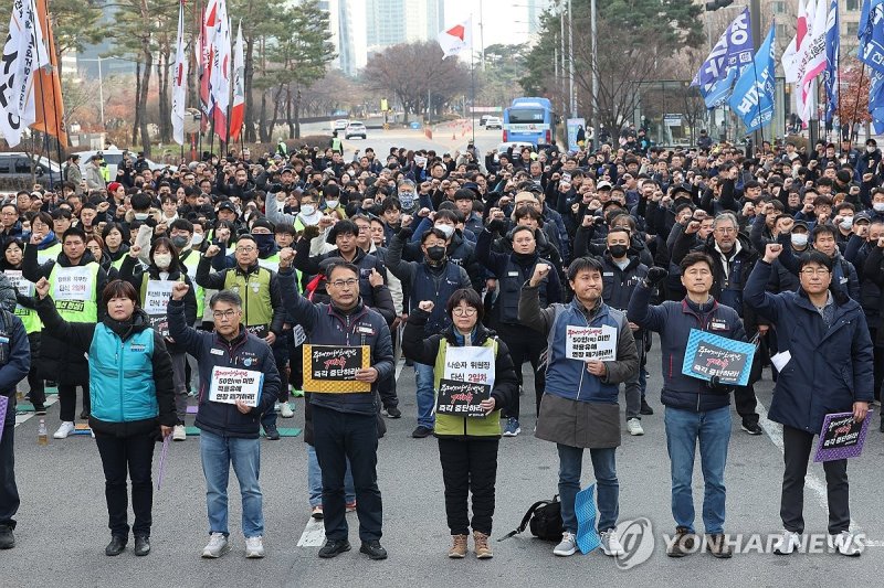 "50인 미만 적용유예 연장 반대!" "50인 미만 적용유예 연장 반대!" (서울=연합뉴스) 박동주 기자 = 5일 오후 서울 국회 인근에서 '중대재해처벌법 개악 중단 촉구 민주노총 결의대회'가 열리고 있다. 2023.12.5 pdj6635@yna.co.kr (끝)
