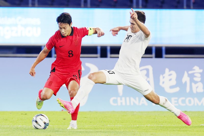 4일 오후 중국 항저우 황룽 스포츠센터 스타디움에서 열린 2022 항저우 아시안게임 남자 축구 대한민국과 우즈베키스탄의 4강전에서 백승호가 슛을 시도하고 있다. 2023.10.4/뉴스1 ⓒ News1 민경석 기자