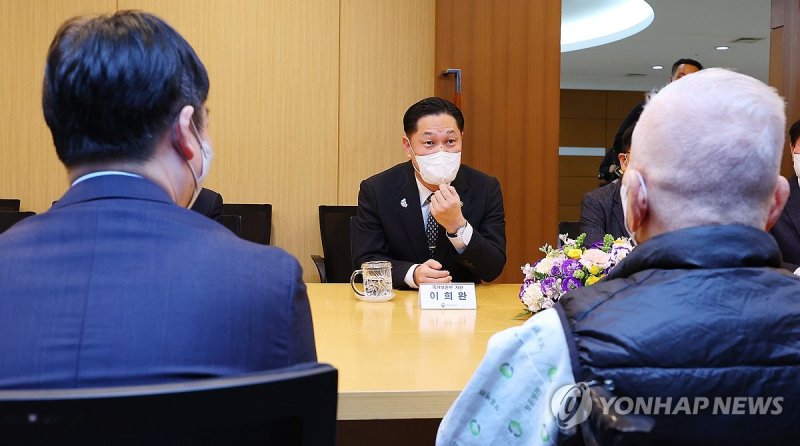 고 윤영하 소령 가족과 면담하는 이희완 차관 고 윤영하 소령 가족과 면담하는 이희완 차관 (서울=연합뉴스) 김도훈 기자 = 국가보훈부 이희완 차관이 27일 서울 강동구 중앙보훈병원을 찾아 제2연평해전 당시 직속상관이던 고(故) 윤영하 소령 부친 윤두호씨와 동생 동석씨를 면담하고 있다. 2002년 참수리 357호 정장이던 윤영하 소령은 제2연평해전에서 북한과 교전과정에서 전사했다. 당시 중위였던 이희완 차관은 윤 소령이 전사하자 양쪽 다리에 총상을 입은 상황에서도 참수리 357호를 지휘해 서해 북방한계선(NLL)을 사수했다. 2023