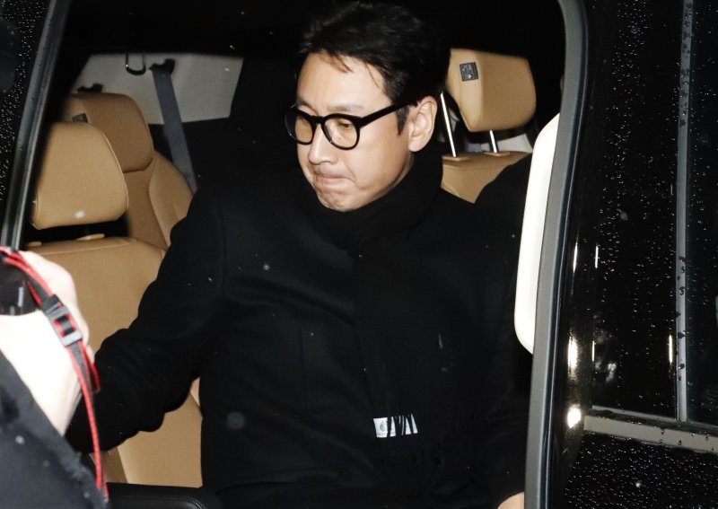 [인천=뉴시스] 김동영 기자 = 마약 투약 혐의를 받는 배우 이선균씨가 지난 24일 오전 인천 남동구 인천 논현경찰서를 나서고 있다. 2023.12.24. dy0121@newsis.com