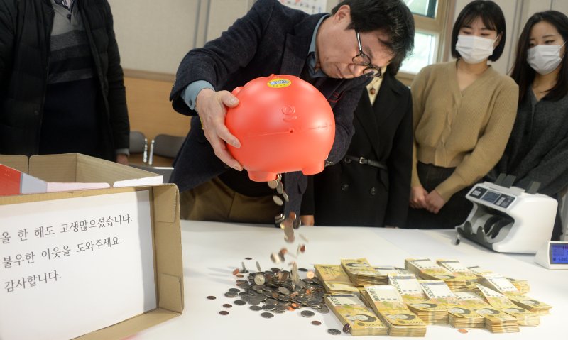 27일 전북 전주시 노송동 주민센터에서 직원들이 '얼굴 없는 천사'가 전달한 성금과 편지를 정리하는 모습. 뉴시스