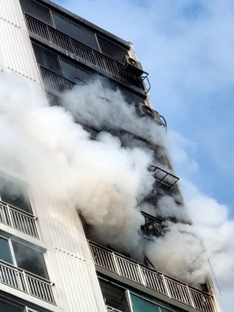 27일 오후 1시께 수원시 영통구 매탄동의 한 20층짜리 아파트 16층에서 불이 났다. /사진=뉴스1화상