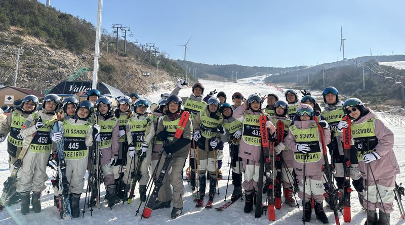 생애 처음으로 스키장을 방문한 울산과학대학교 외국인 유학생들이 27일 양산 에덴밸리 스키장에서 즐거운 시간을 보내고 있다. 울산과학대학교 제공